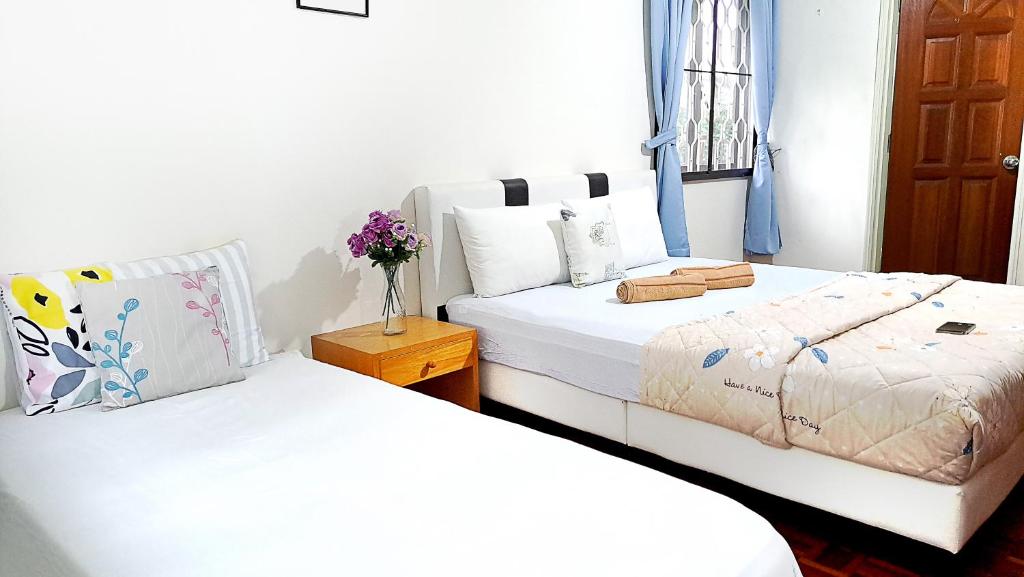 - 2 lits installés l'un à côté de l'autre dans une chambre dans l'établissement Advent Homestay, Penang - Near Adventist Hospital, à George Town