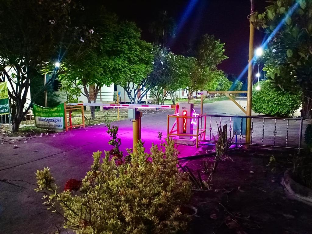un parque infantil con luces púrpuras en un parque por la noche en โรงเกลือรีสอร์ท, en Aranyaprathet