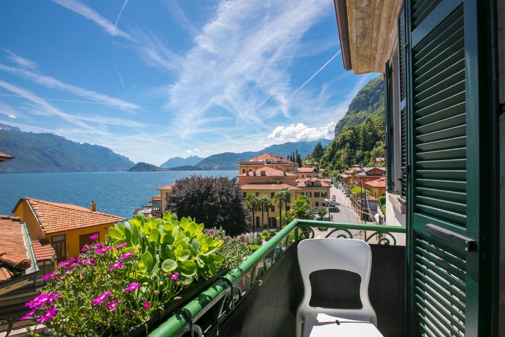 balcón con vistas al lago y a las montañas en Casa Maria Menaggio, en Menaggio