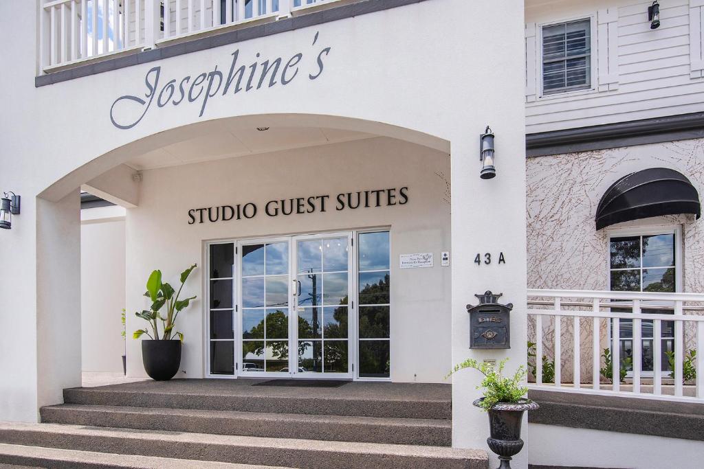 マーガレットリバーにあるJosephines Luxury Accommodationの門付建物正面