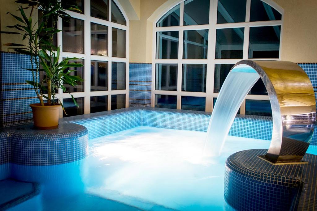 Bazén v ubytování Bodrogi Kúria Wellness Hotel nebo v jeho okolí