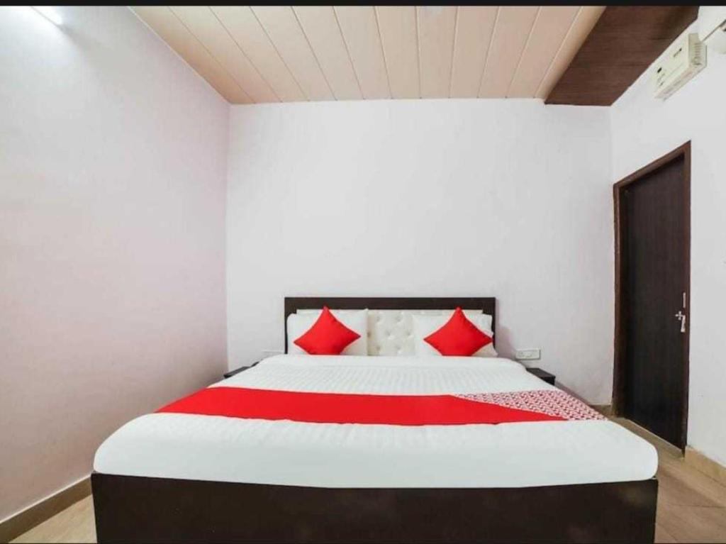 Postel nebo postele na pokoji v ubytování Hotel O KL khari Near Ashoka Park Mein Metro