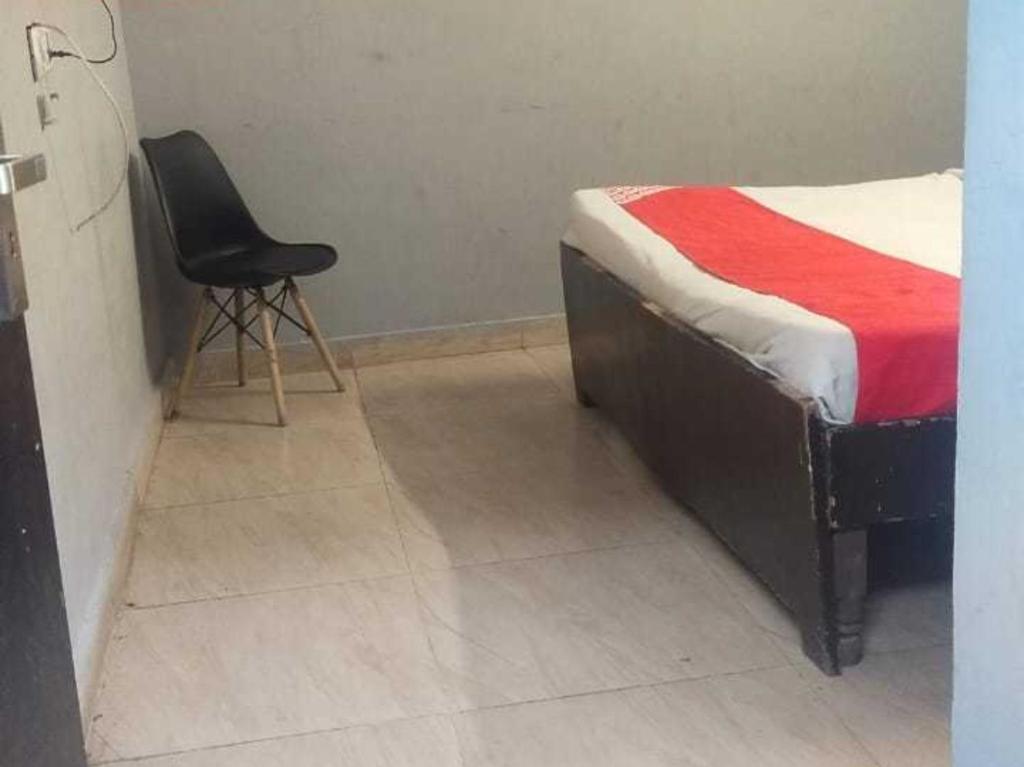 Postel nebo postele na pokoji v ubytování Hotel O KL khari Near Ashoka Park Mein Metro