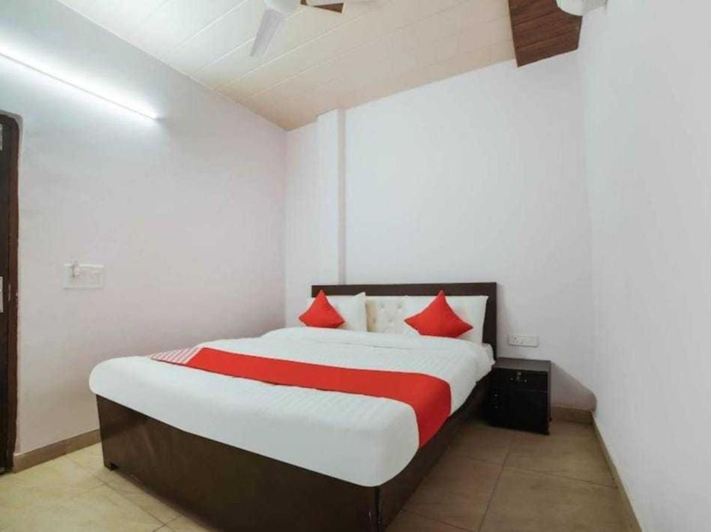 Postel nebo postele na pokoji v ubytování Hotel O KL khari Near Ashoka Park Mein Metro