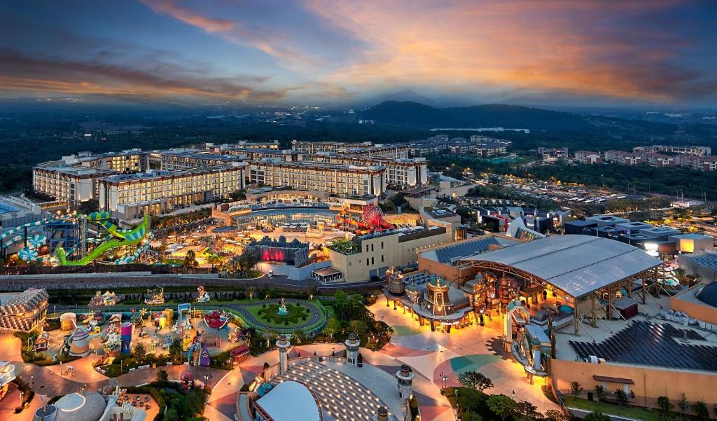 una vista aérea de una ciudad por la noche en Landing Jeju Shinhwa World Hotel, en Seogwipo