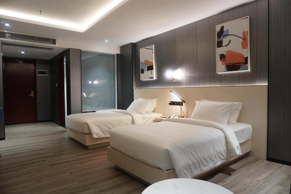 Postel nebo postele na pokoji v ubytování Joy Hotel