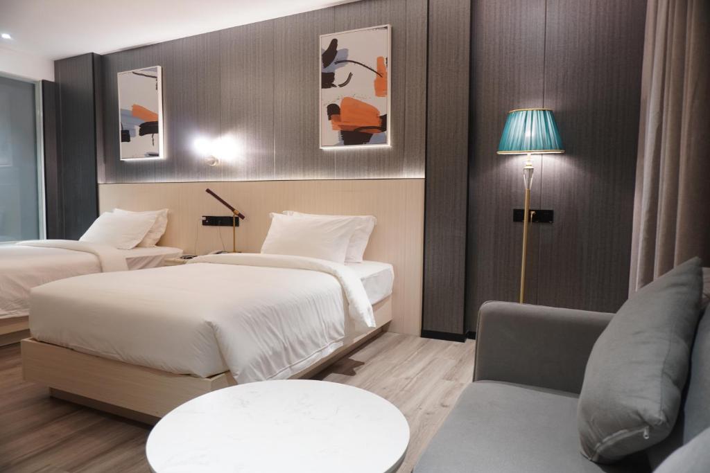 Postel nebo postele na pokoji v ubytování Joy Hotel