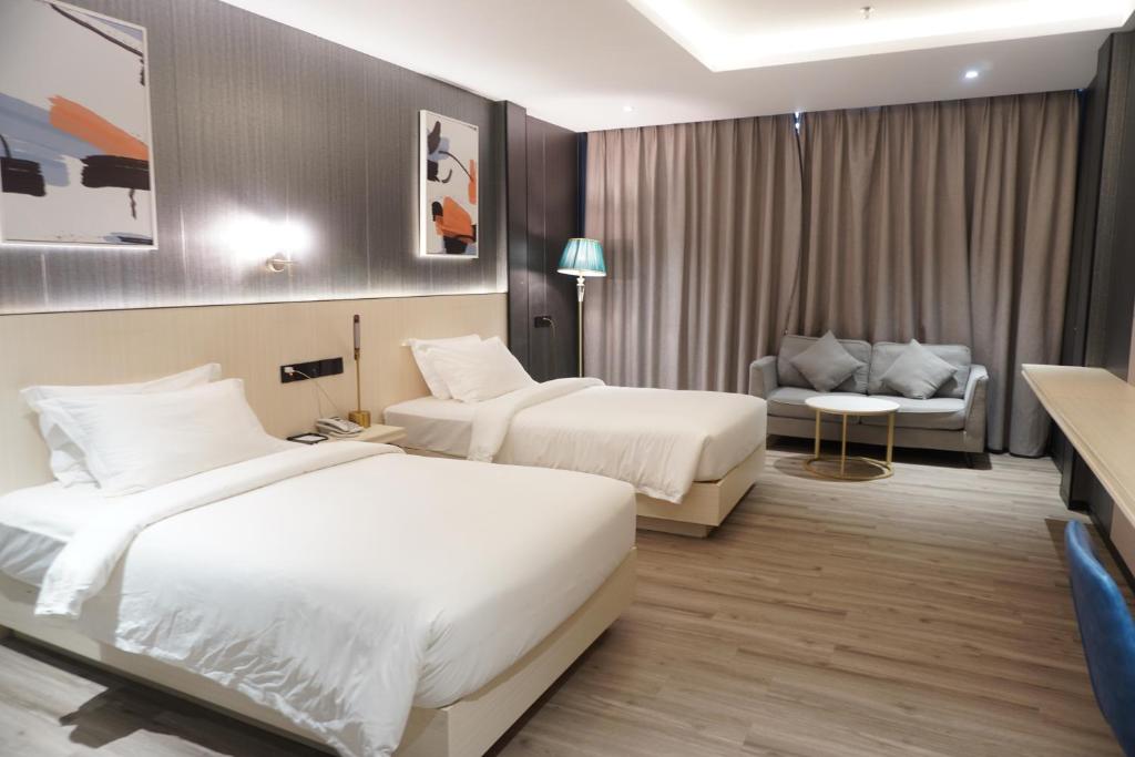 Postel nebo postele na pokoji v ubytování Joy Hotel
