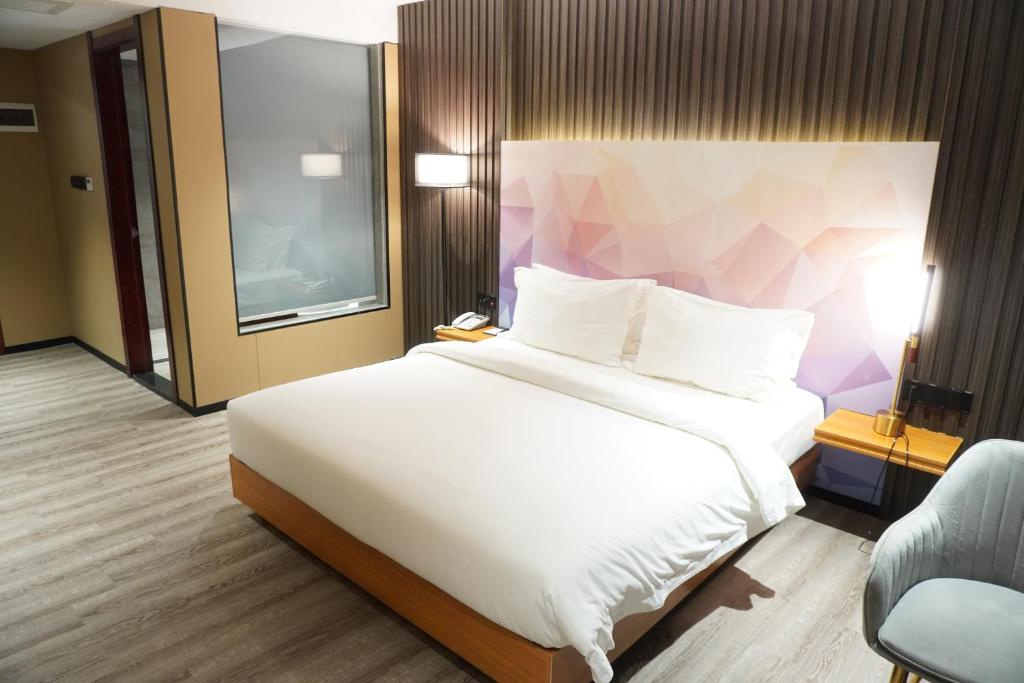 Postel nebo postele na pokoji v ubytování Joy Hotel
