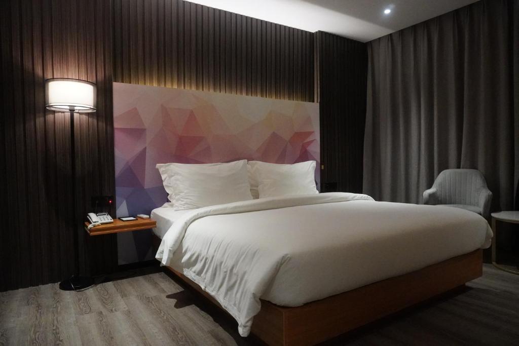 Postel nebo postele na pokoji v ubytování Joy Hotel