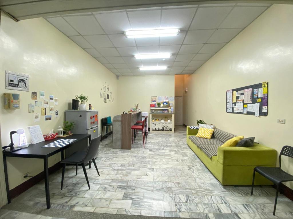 Changhua County的住宿－彰濱伸港民宿，客厅配有黄色的沙发和桌子