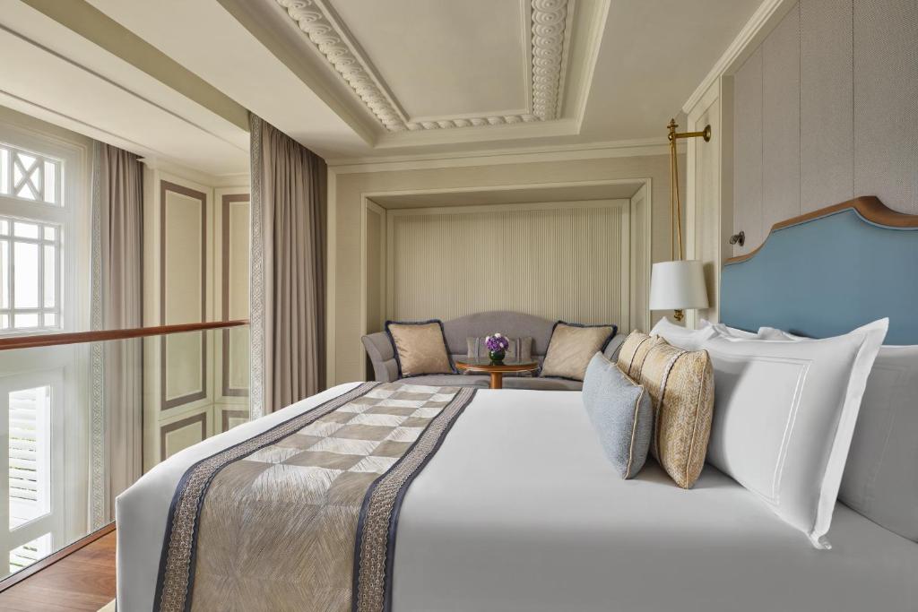 Giường trong phòng chung tại The Fullerton Hotel Singapore
