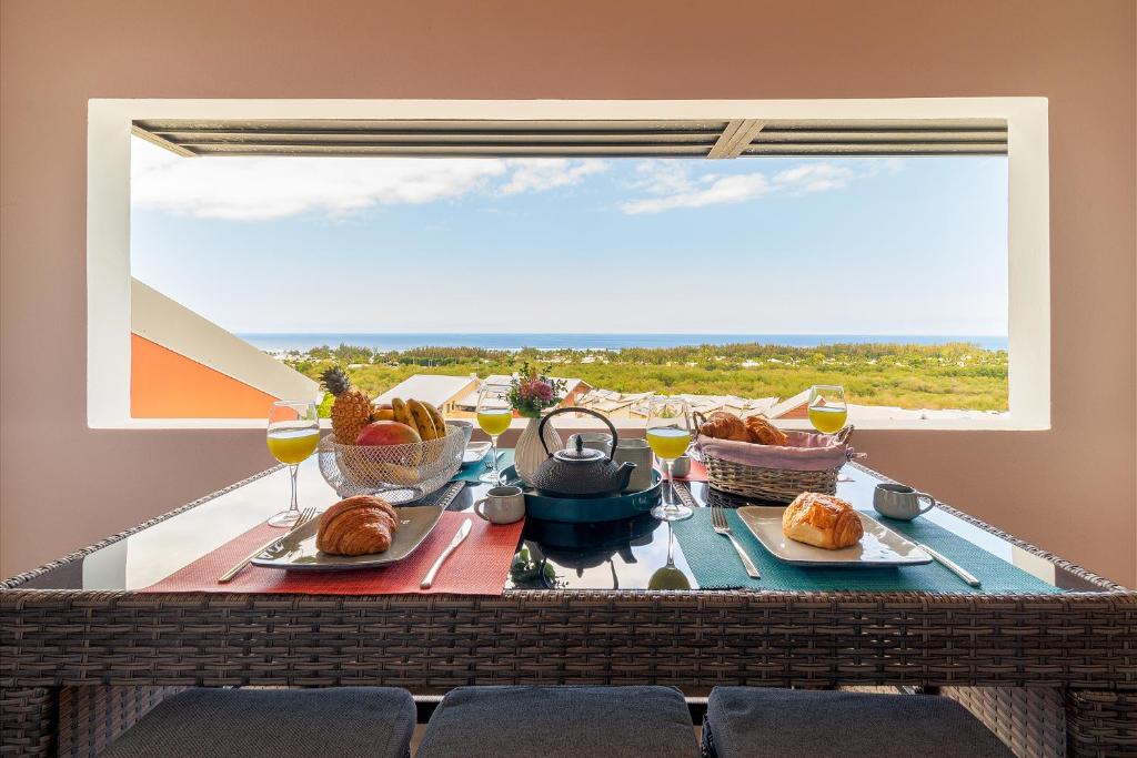 einen Frühstückstisch mit Meerblick in der Unterkunft Ocean Nest T4 Rénové Vue Mer Splendide La Saline Les Bains in La Saline-Les-Bains