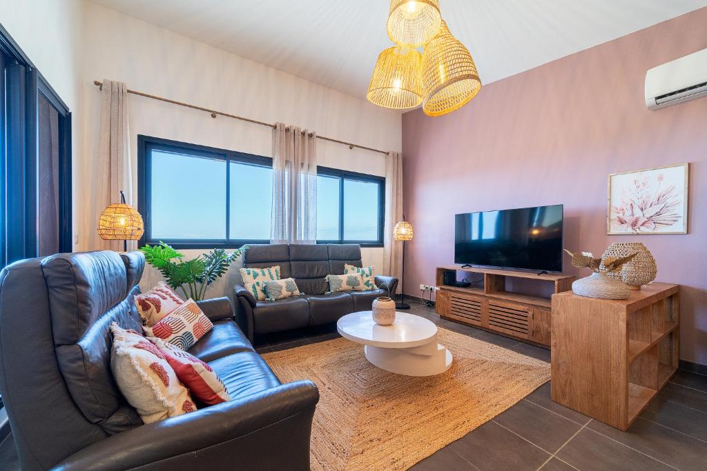 TV a/nebo společenská místnost v ubytování Ocean Nest T4 Rénové Vue Mer Splendide La Saline Les Bains
