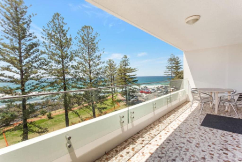 einen Balkon mit Meerblick in der Unterkunft Goodwin Towers - Hosted by Burleigh Letting in Gold Coast