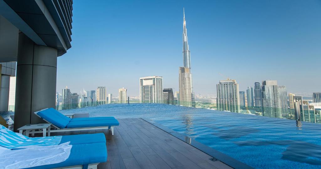 Bazén v ubytování Infinity Pool & Burj Khalifa View l Luxe Paramount nebo v jeho okolí