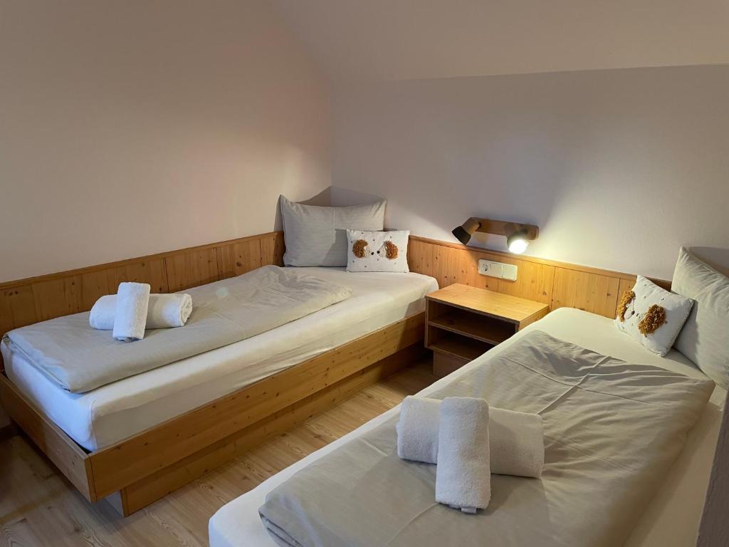 A bed or beds in a room at Am Herrensee