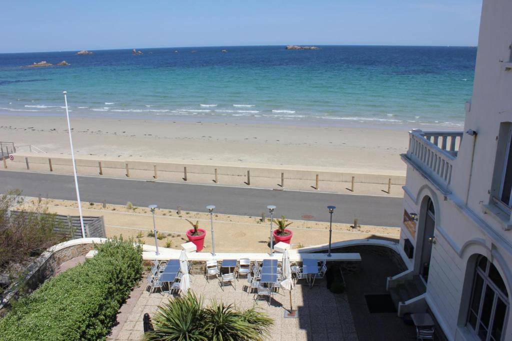 - une vue sur la plage depuis le balcon d'un bâtiment dans l'établissement Le Château de Sable, à Plougasnou