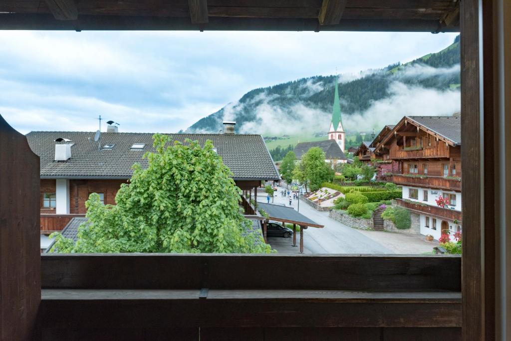 Nespecifikovaný výhled na hory nebo výhled na hory při pohledu z hotelu