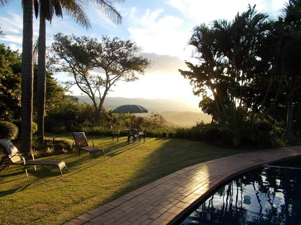 Un patio con sillas y una piscina. en The Homestay, en Nelspruit