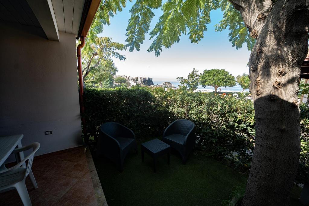 A garden outside Residence New Paradise