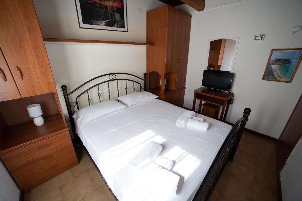 A bed or beds in a room at Residence New Paradise
