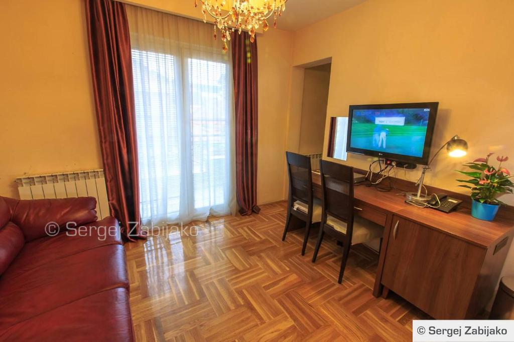 TV a/nebo společenská místnost v ubytování Hotel M