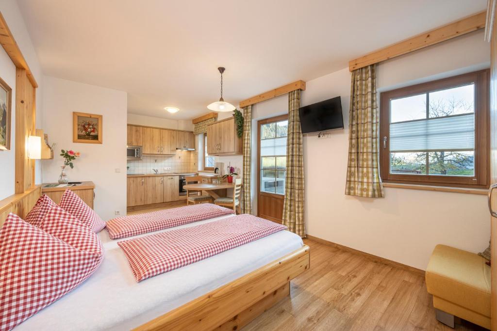 Cet appartement comprend une chambre avec un lit et une cuisine. dans l'établissement Appartement Greti, à Schladming