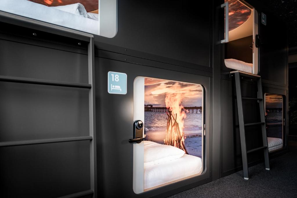 Postel nebo postele na pokoji v ubytování Capsule Hotel - Lucerne TheLAB