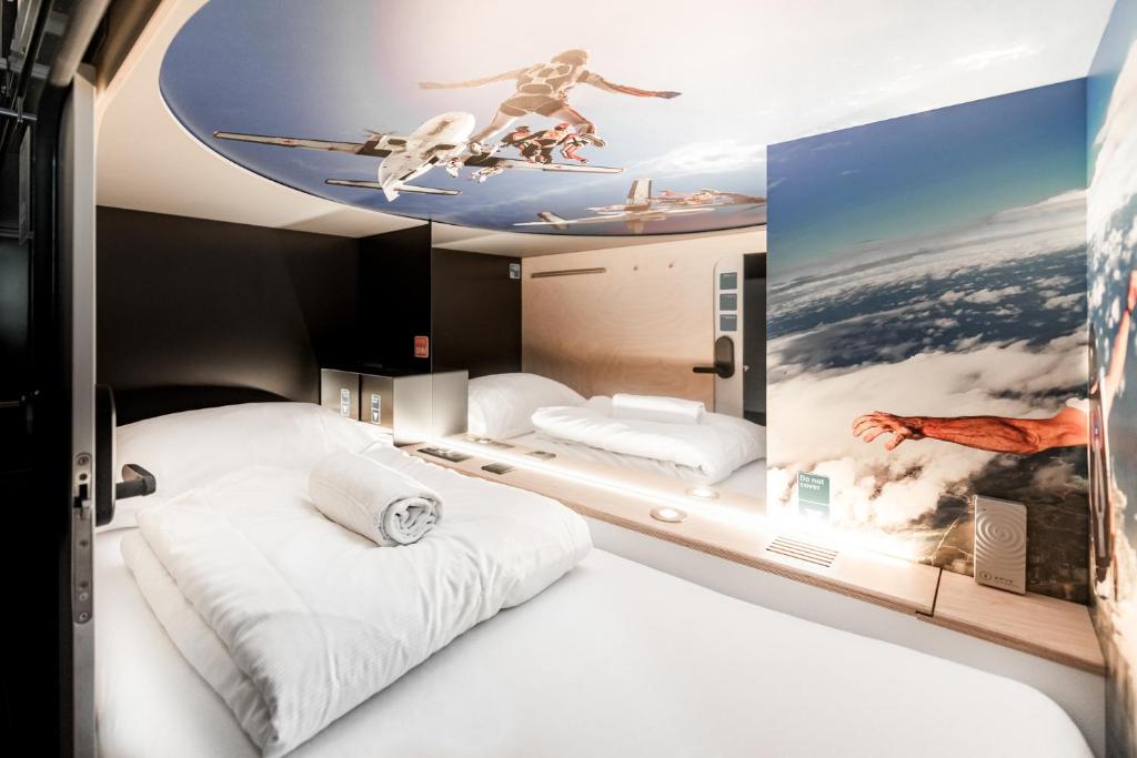 Postel nebo postele na pokoji v ubytování Capsule Hotel - Lucerne TheLAB