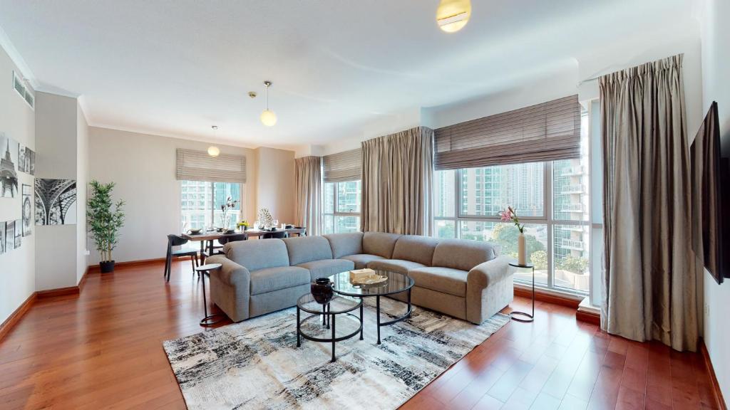 een woonkamer met een bank en een tafel bij Stylish 2-Bed Apt Burj Khalifa and Fountain Views in Dubai
