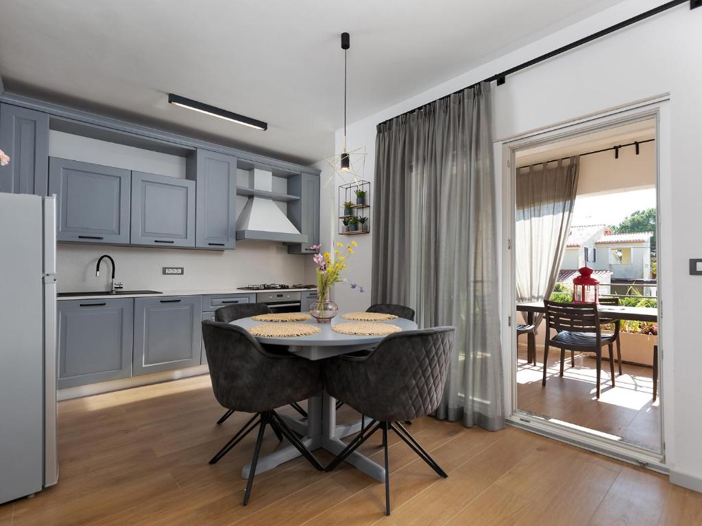 Kuchyň nebo kuchyňský kout v ubytování Luxury Apartment Vabriga