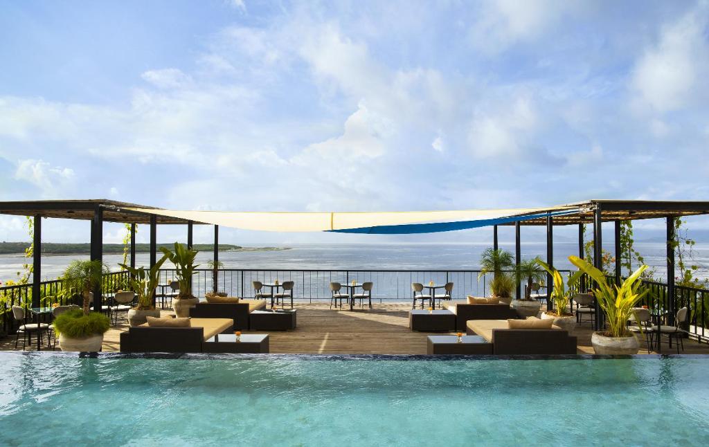 ペニダ島にあるAdiwana Warnakali Resortのスイミングプール付きのリゾートで、海の景色を望めます。