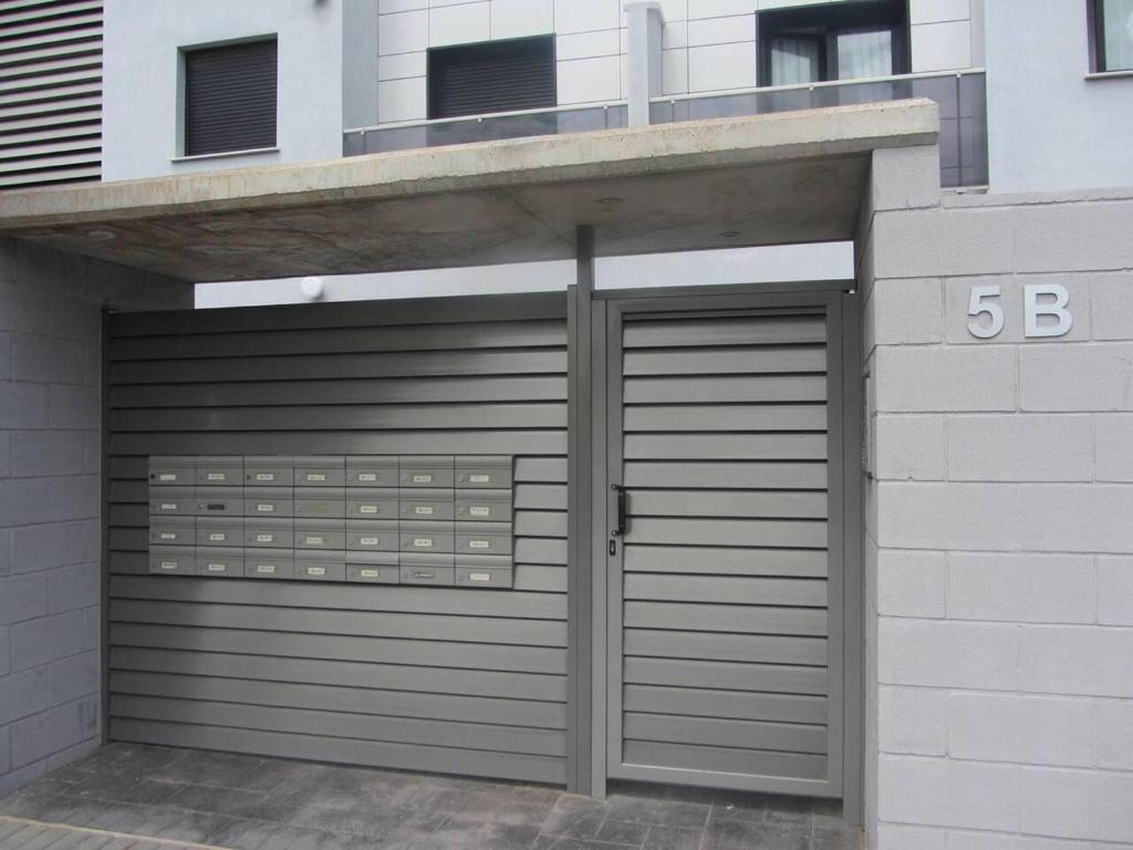 een garage met een bord op een gebouw bij Modern apartment close to centre of Denia Spain in Denia