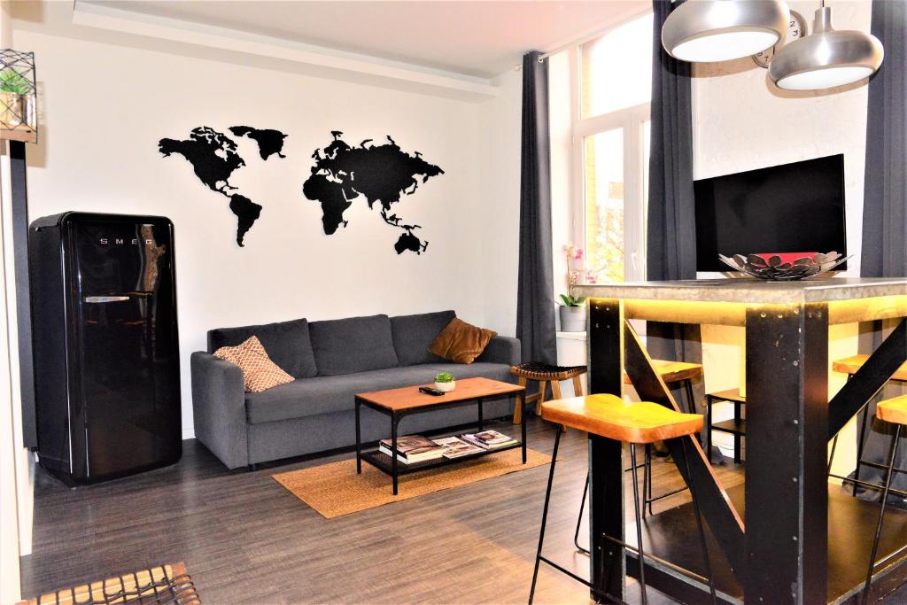 una sala de estar con sofá y un mapa mundial en la pared en SLEEP INN - Industrial Flat Citycenter, en Amberes