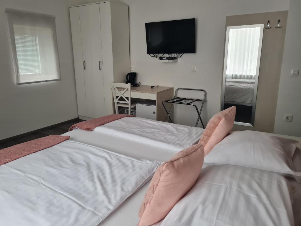 Postel nebo postele na pokoji v ubytování AZUR ROOMS LJUBLJANA