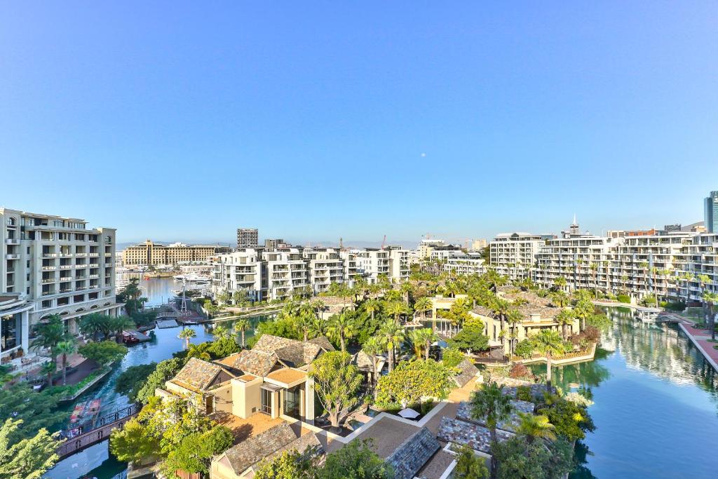 uma vista aérea de uma cidade com edifícios e um rio em Lawhill Luxury Apartments - V & A Waterfront na Cidade do Cabo