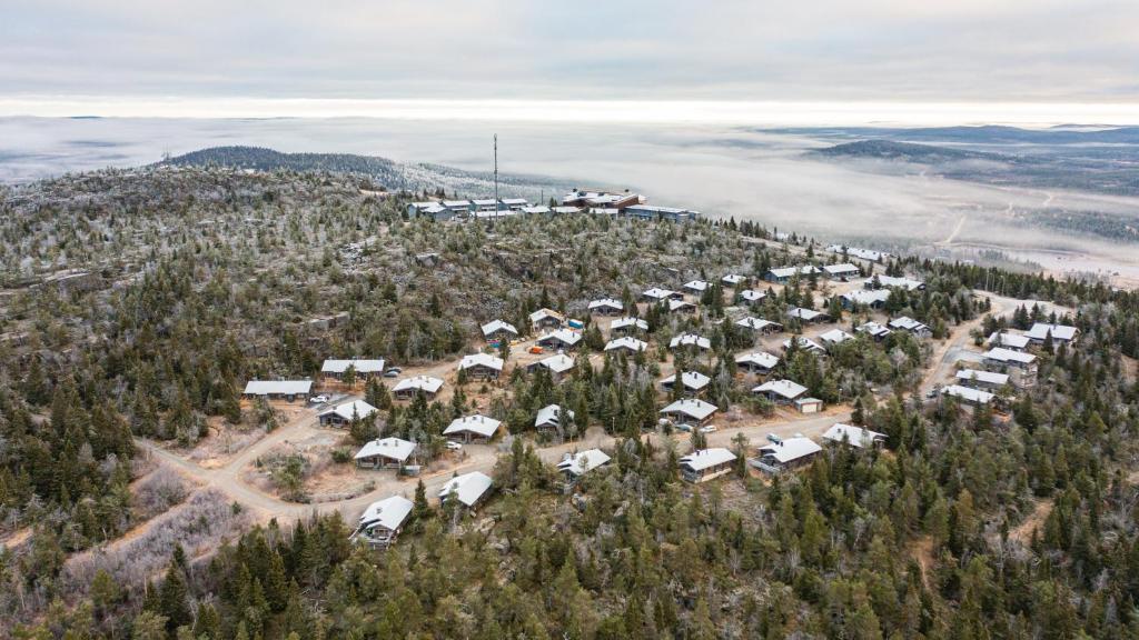 an aerial view of a village on top of a mountain at Villa Huippu in Syöte