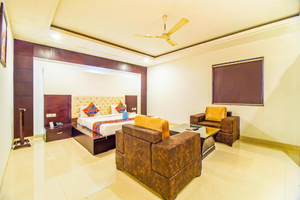 1 dormitorio con 1 cama y TV de pantalla plana en FabHotel Transit Delhi Airport Mahipalpur, en Nueva Delhi