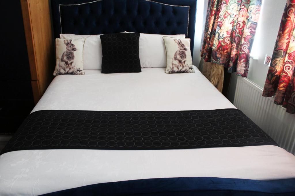 ロンドンにあるCentral London roomsのベッドルーム1室(黒いヘッドボードと枕付きのベッド1台付)