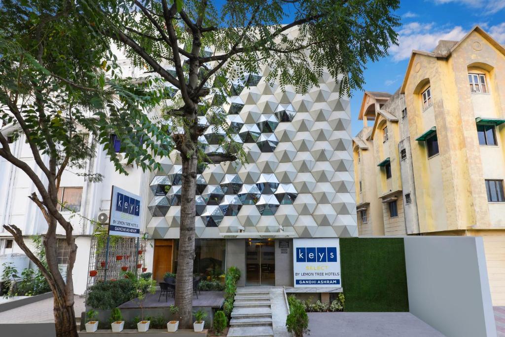 un edificio con un diseño geométrico en Keys Select by Lemon Tree Hotels, Gandhi Ashram, Ahmedabad en Ahmedabad