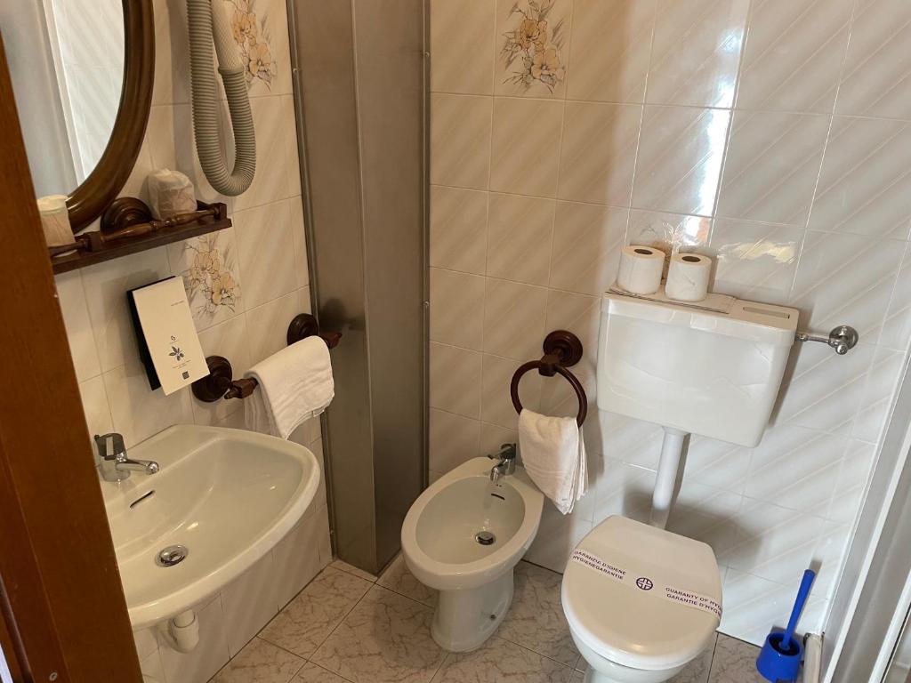 A bathroom at Hotel Avogadro