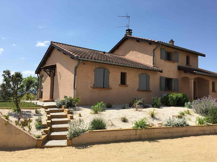 une maison avec quelques marches devant elle dans l'établissement Appartement 55m2 en beaujolais & ENEDIS à 15 min, à Saint-Germain-Nuelles