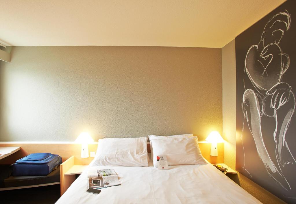 Postel nebo postele na pokoji v ubytování Ibis Auray