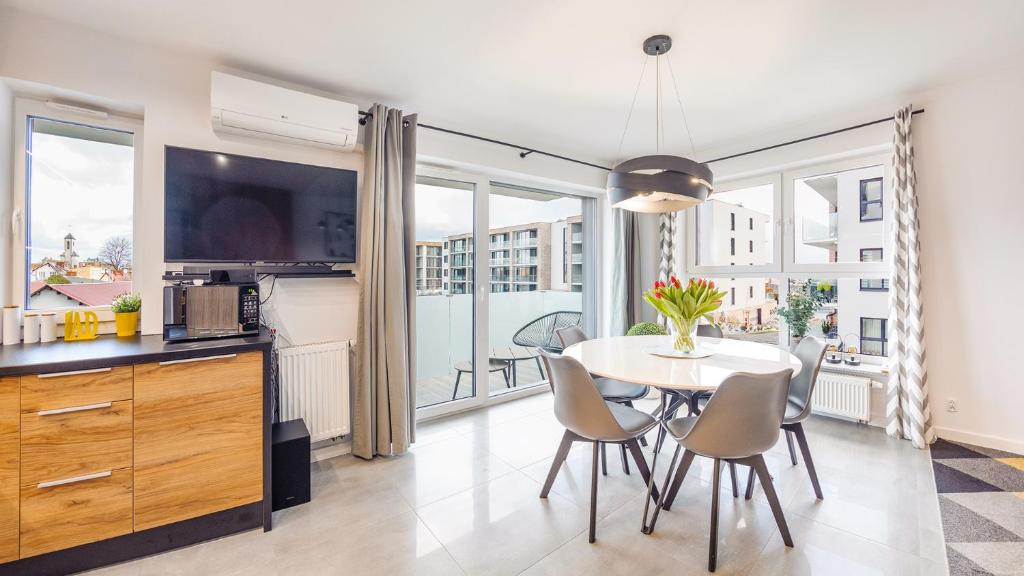 Televízia a/alebo spoločenská miestnosť v ubytovaní Apartament Grey 10 C Perłowa Przystań - Holiday City