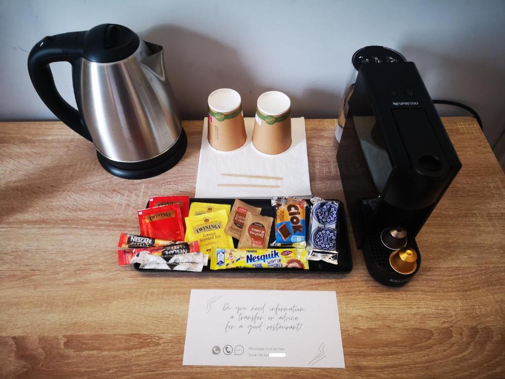 - une table avec une cafetière et une cafetière dans l'établissement Colosseo Prestige Rooms, à Rome