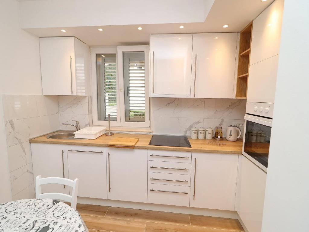 Kuchyňa alebo kuchynka v ubytovaní Charming Apartment Ana