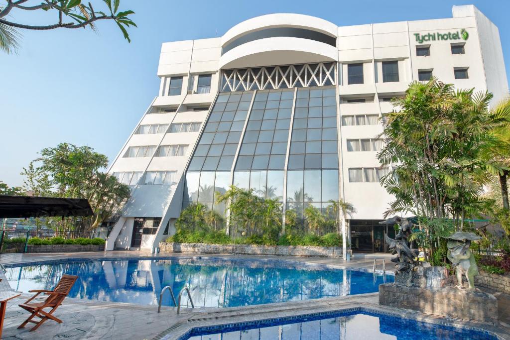 Bazén v ubytování Lux Tychi Hotel nebo v jeho okolí
