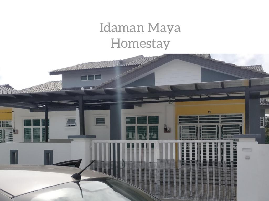 ein Haus mit einem davor geparkt in der Unterkunft Idaman Maya in Keluang