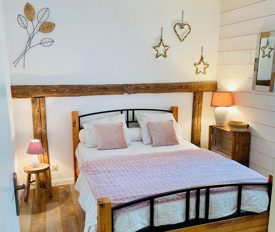 Ein Bett oder Betten in einem Zimmer der Unterkunft Rdc 48m2 avec terrasse Proche Centre avec parking privé couvert